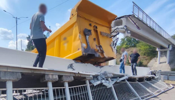 На трасі на Київ-Одеса сталася велика ДТП - знесено міст