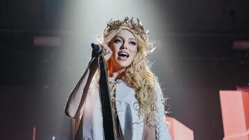 Оля Полякова спантеличила ведучого вбранням на сцені