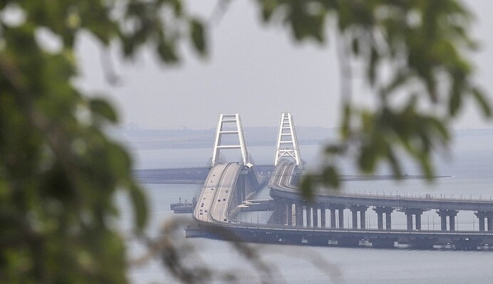 Росіяни зміцнюють захист Кримського мосту системами ППО та баржами