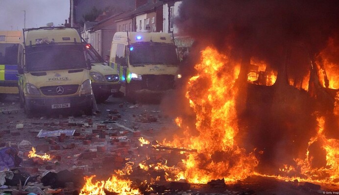 Из-за беспорядков в стране британский премьер отменил отпуск