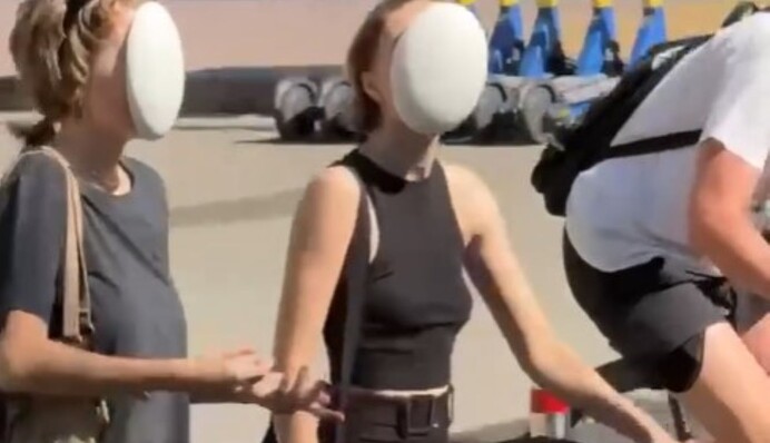 В Україні на вулицях міст помітили людей у дивних масках - у мережі ажіотаж