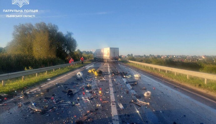 На трасі біля Львова перекрили рух через масштабну ДТП