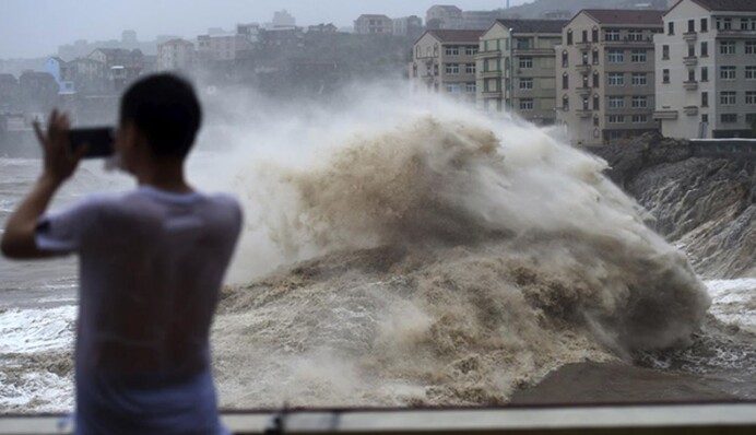Тайфун в Японии: отменены авиарейсы, перекрыты автомагистрали