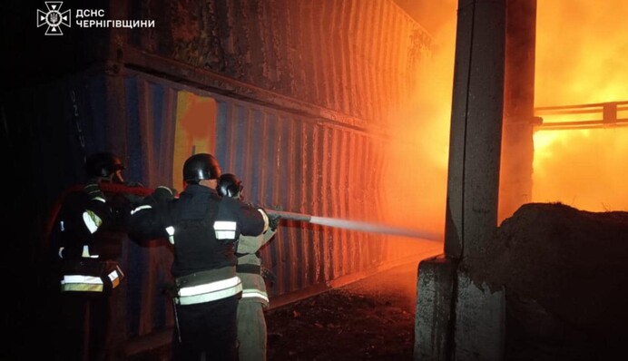 В ДСНС показали наслідки удару росіян по Чернігівщині