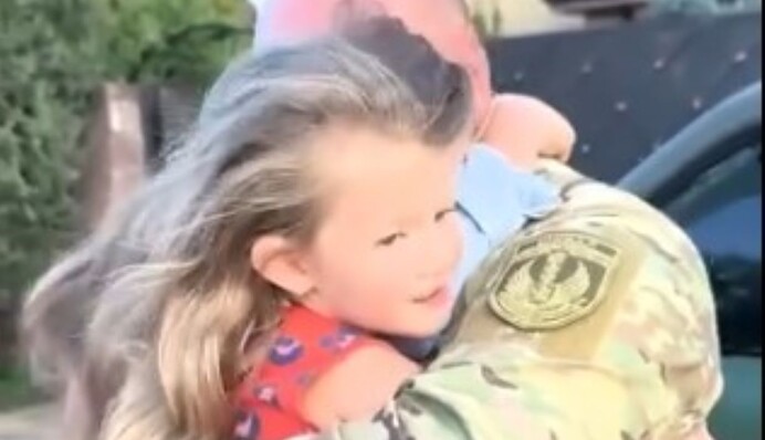 Появилось трогательное видео встречи с дочками вернувшегося с войны бойца-пограничника