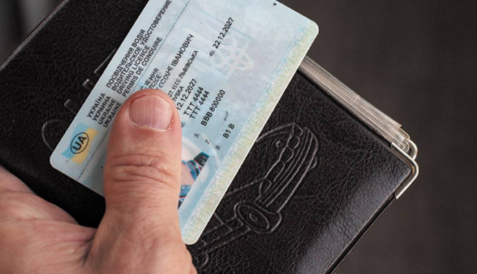 Необновление данных в ТЦК: мужчин за границей ждут ограничения в водительских правах