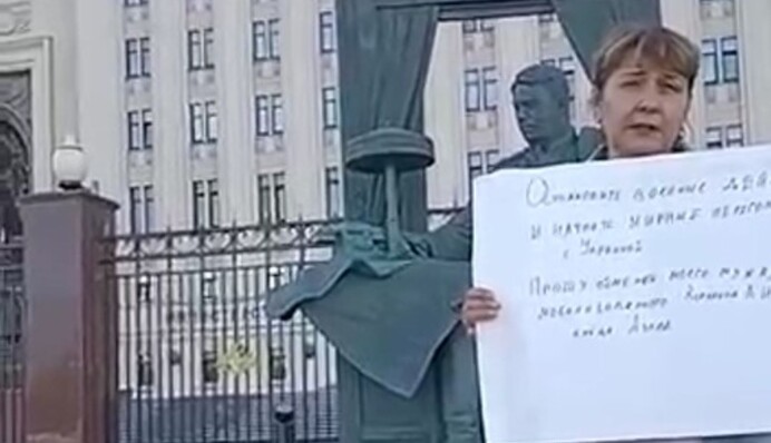 В Москве жена военного вышла на пикет с требованием обмена и завершения войны