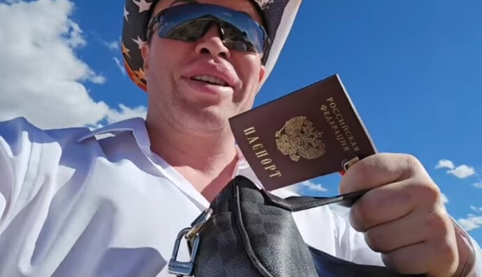 Відомий російський бодибілдер спалив свій паспорт РФ та заспівав гімн України