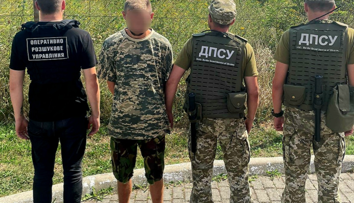 Переправляв чоловіків за кордон: на Закарпатті прикордонники затримали 