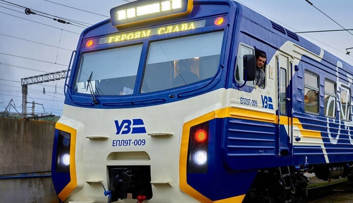 На Львівщині на вагон поїзда впало дерево, є постраждалі