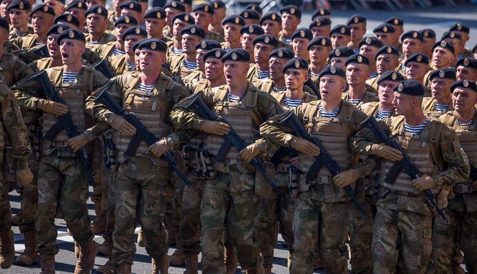 Морські піхотинці показали, як знімають російський прапор в одному з сіл Курської області РФ
