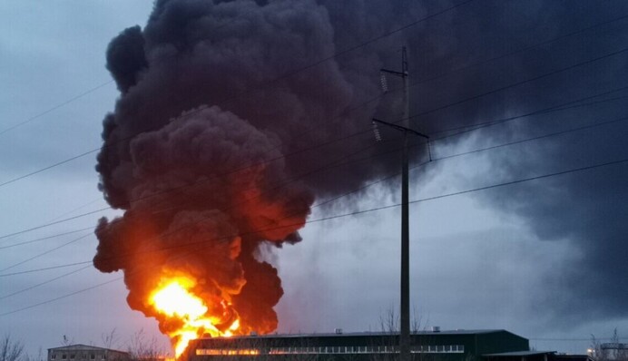 Пораженная дронами ГУР нефтебаза в Ростовской области горит уже вторые сутки