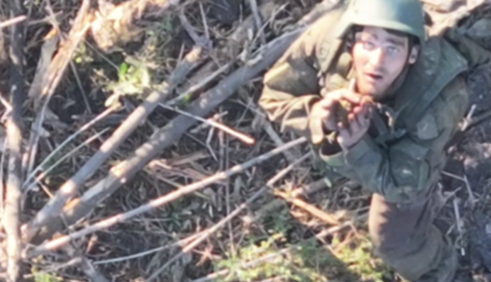 В сети показали, как россиянин сдавался в плен дрону ВСУ