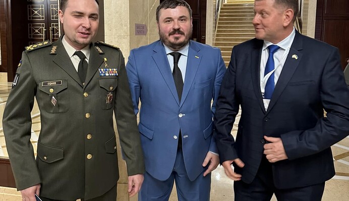 Буданов попал на фото в необычном для себя амплуа — слишком много эмоций