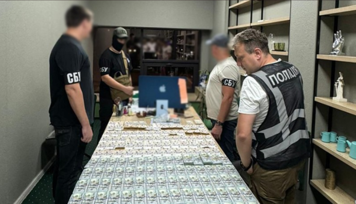 Просив до $50 тисяч з ухилянтів: поліція затримала адвоката у Києві