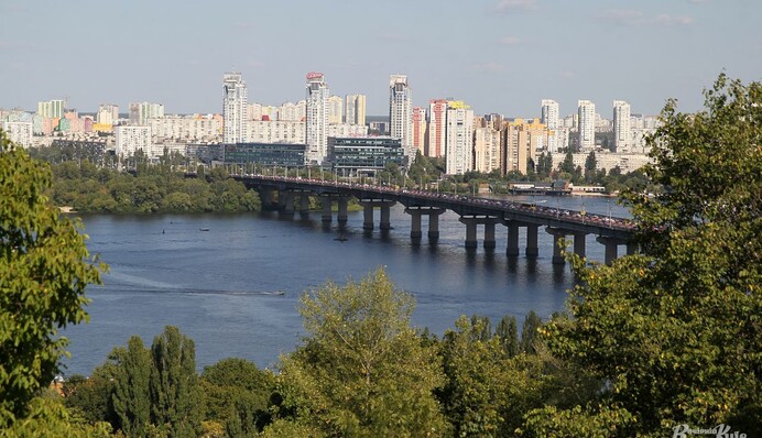 Поліцію закликали посилити контроль, щоб вантажівки не їздили мостом Патона