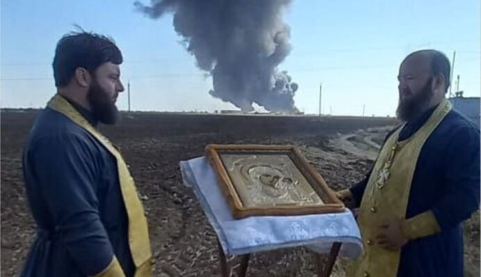 У мережі висміяли метод боротьби РПЦ із масштабною пожежею на нафтобазі