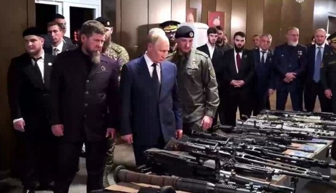 «Показал, чем будет завоевывать Россию»: в сети высмеяли фото Кадырова с Путиным у оружия