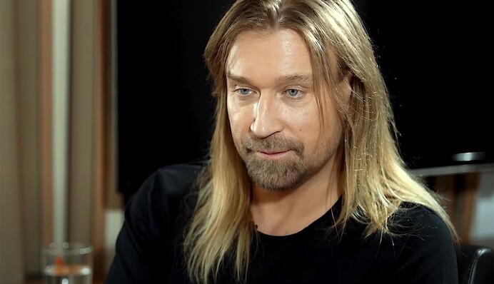 Олег Винник обзавелся огородом на балконе в Германии и стал свидетелем магического события