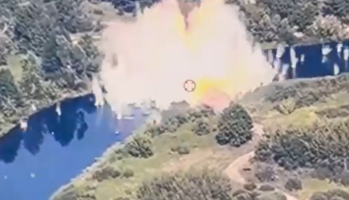 Повітряні сили показали, як бомбами ефектно нищать логістику в РФ