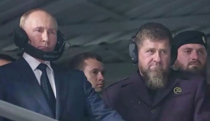 «Законодатель мод!» Путина высмеяли за наушники