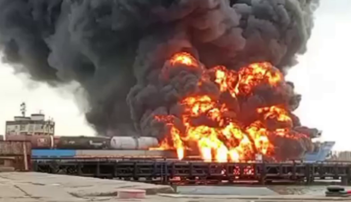 Атакованный паром с горючим в акватории порта "Кавказ" в РФ затонул