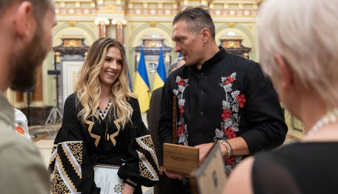 «Усик выглядит шикарно, а женщина - это кто?» Неожиданный образ Харлан озадачил людей