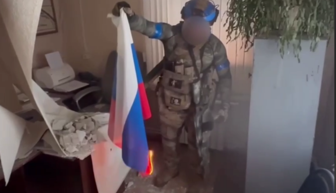 Спалення ворожого прапора: в поліції показали нову традицію на День прапора України