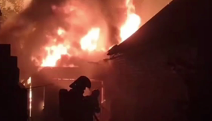 Пожежа на нафтобазі під Ростовом перекинулась на міську забудову