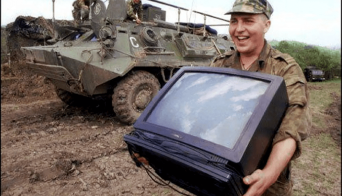 У Курській області подвійне мародерство російських військових потрапило на відео