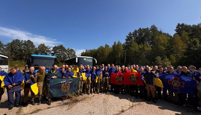 Ще 115 українських бійців повернулись додому з російського полону