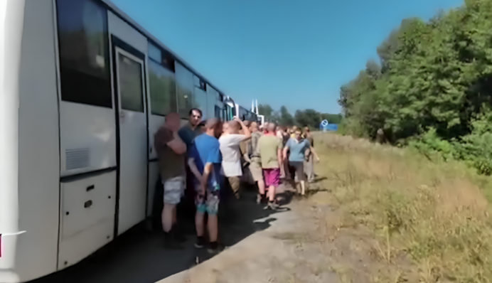 На видео с российскими военными пленными заметили странный нюанс