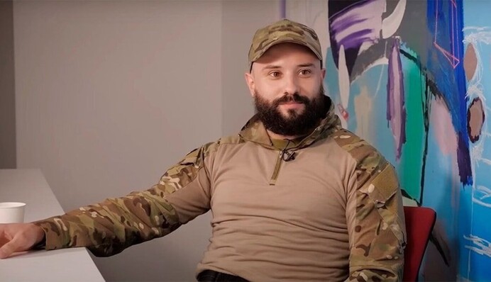 Віктор Розовий після тяжкого поранення показав, як розробляє руку