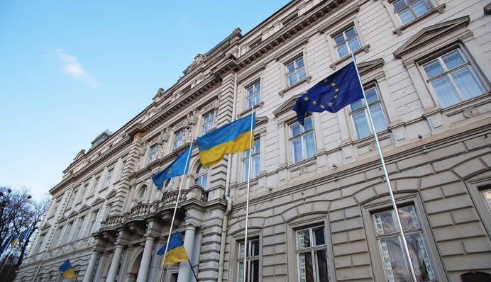 Львівська чиновниця відмовилася встати під час Державного Гімну і показала непристойний жест