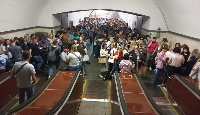 Песня молодежи в киевском метро во время российской атаки поразила журналистку