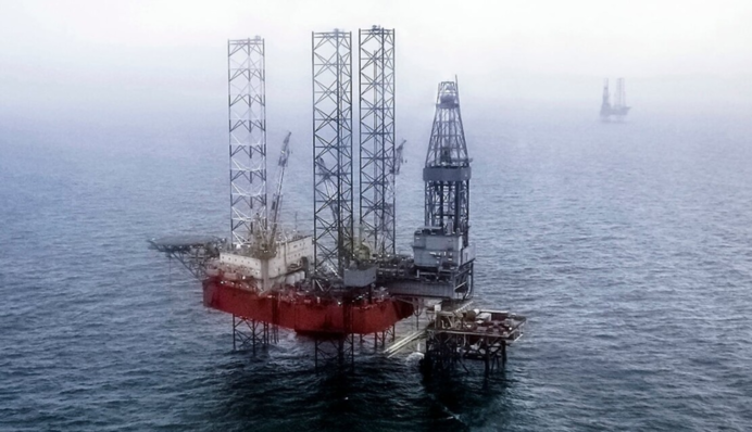 В Черном море горят 