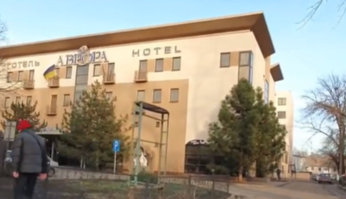 «Здесь последнюю ночь жизни провел Кузьма»: Анатолий Анатолич рассказал об отеле, в который попали россияне