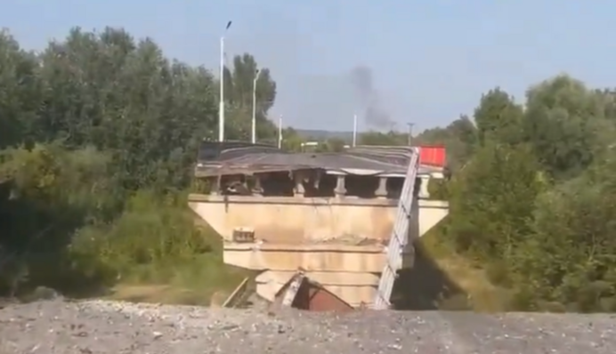 В сети показали один из разрушенных мостов на Курщине