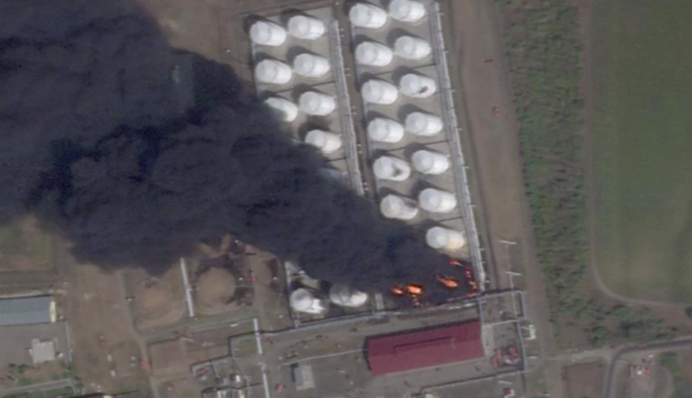 Шлейф диму у 30 км: у мережі показали супутникові знімки на нафтобазі "Атлас" в РФ