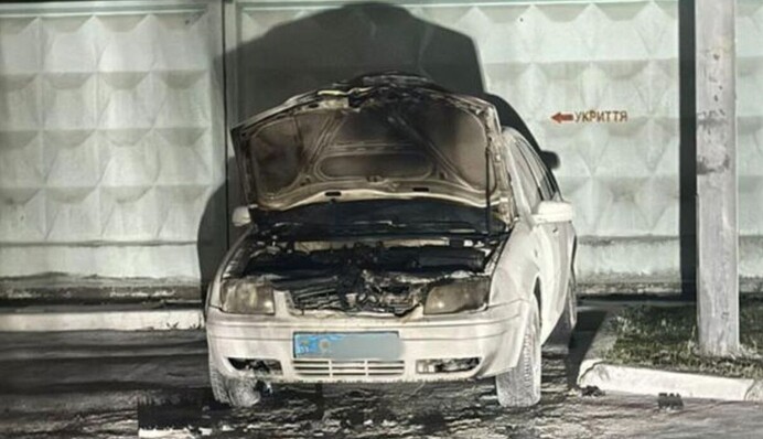 За $6000 поджег автомобили полиции - мужчине сообщили о подозрении