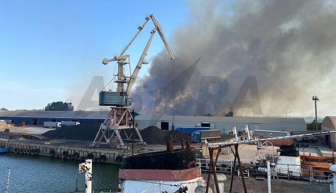 В Ростове произошел сильный пожар возле порта