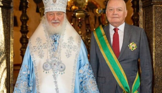 Наречений та наречена: мережу повеселило фото пропагандиста Кисельова з головою РПЦ