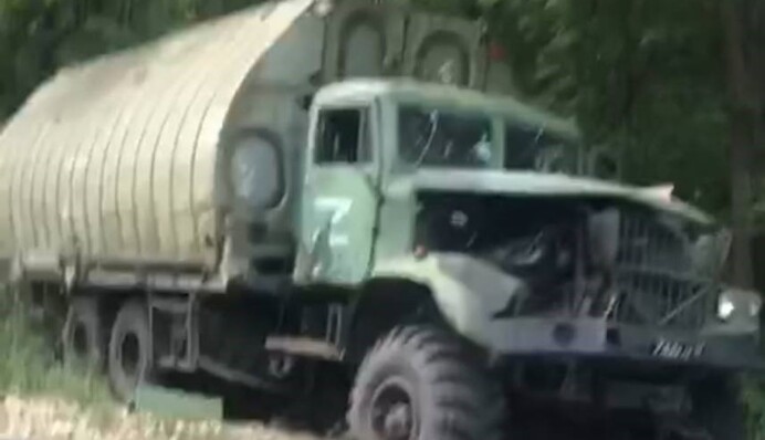 Появились кадры из Курской области с еще одной уничтоженной  военной колонной и понтоном россиян
