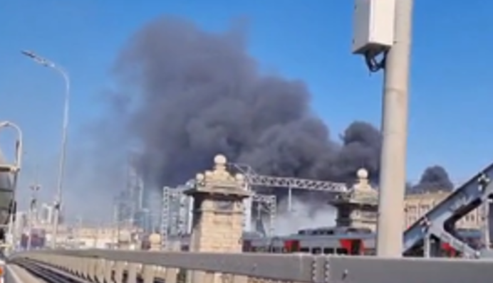 В Москве горит админздание: к тушению привлечены два вертолета и корабль