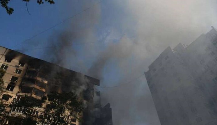 Россия нанесла масштабный удар по Харькову, горят ТЦ и дома