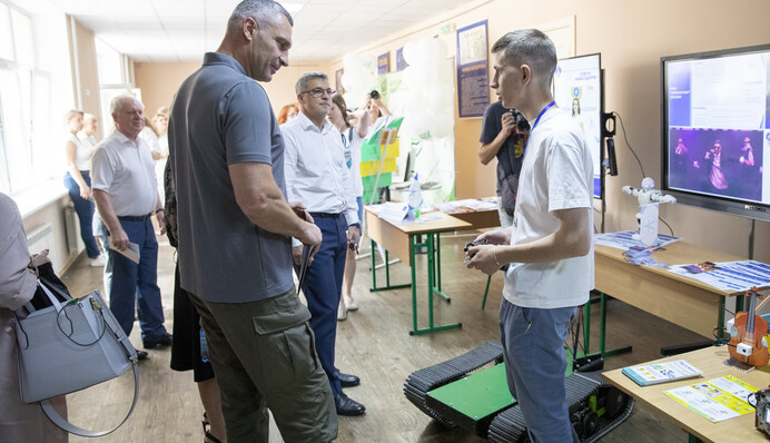 Кличко подивився, як їдять першокласники