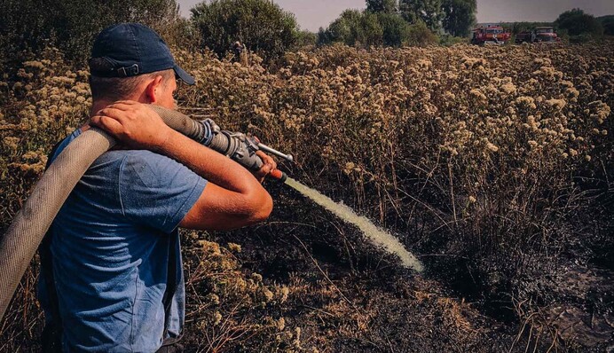 Беда с воздухом в столице: спасатели показали, как борются с пожаром на торфяниках под Киевом