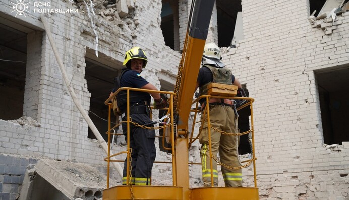 Кількість загиблих та поранених внаслідок удару по інституту в Полтаві знов збільшилась