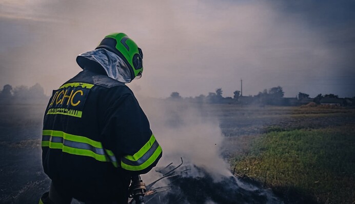 На Київщині під час спалювання сухої трави загинула жінка
