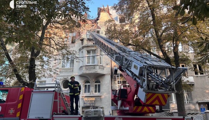 В ДСНС показали кадри ліквідації наслідків атаки на Львів